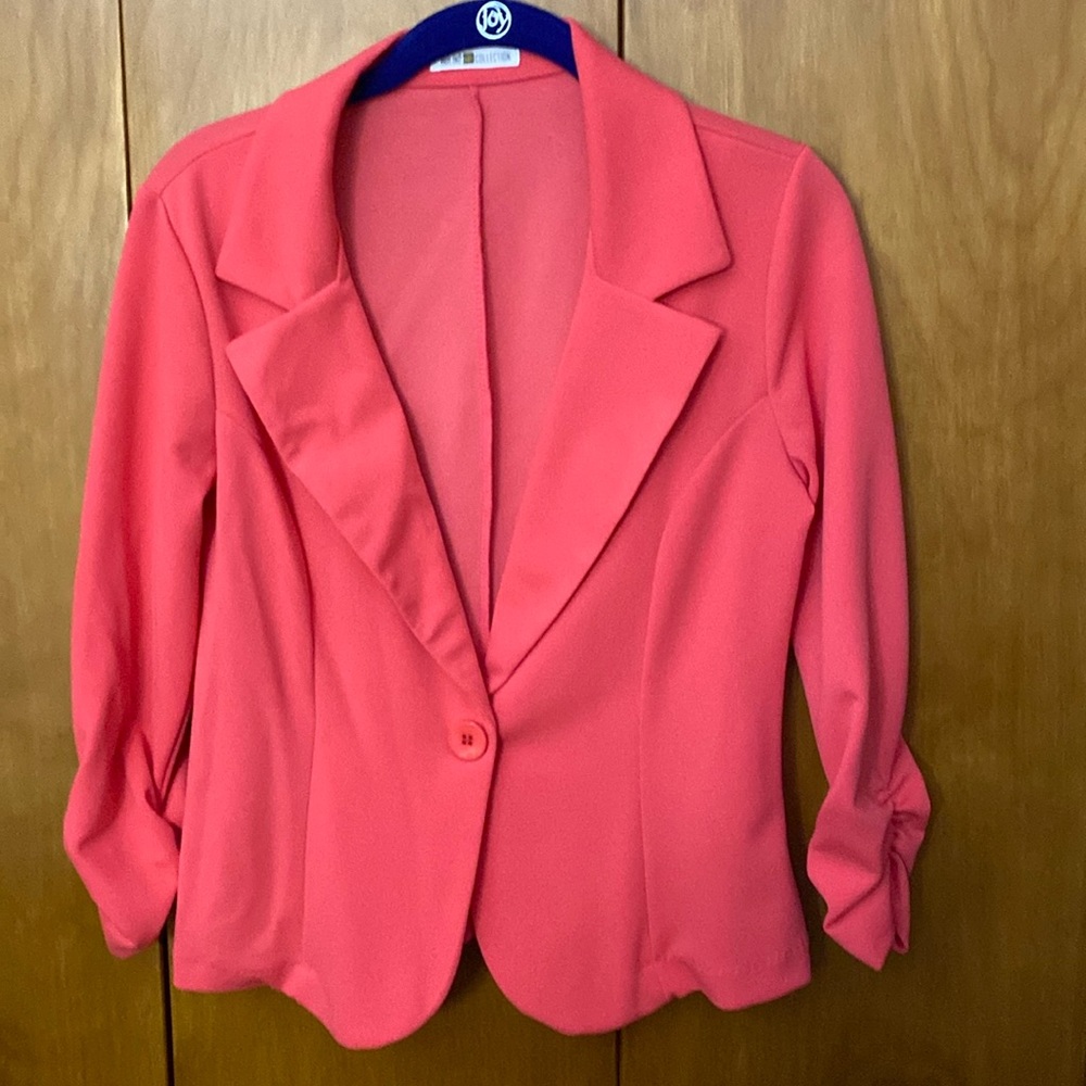 3/4 sleeve, ruched, casual blazer. Has stretch. Coral color. Size med.